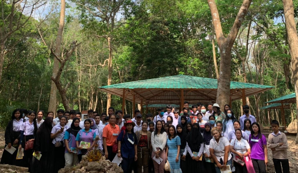 นักเรียน กศน.ท่าศาลา เยี่ยมชมโบราณสถานตุมปัง