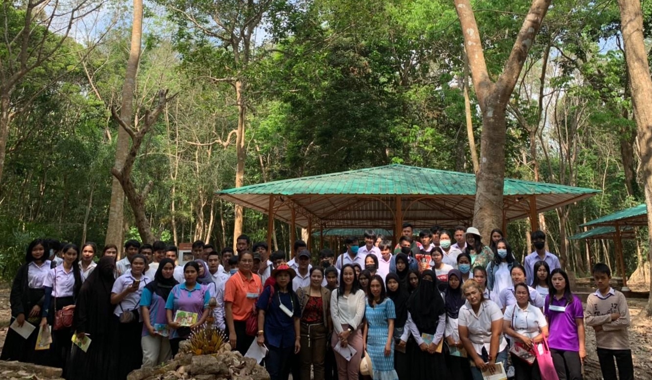 นักเรียน กศน.ท่าศาลา เยี่ยมชมโบราณสถานตุมปัง