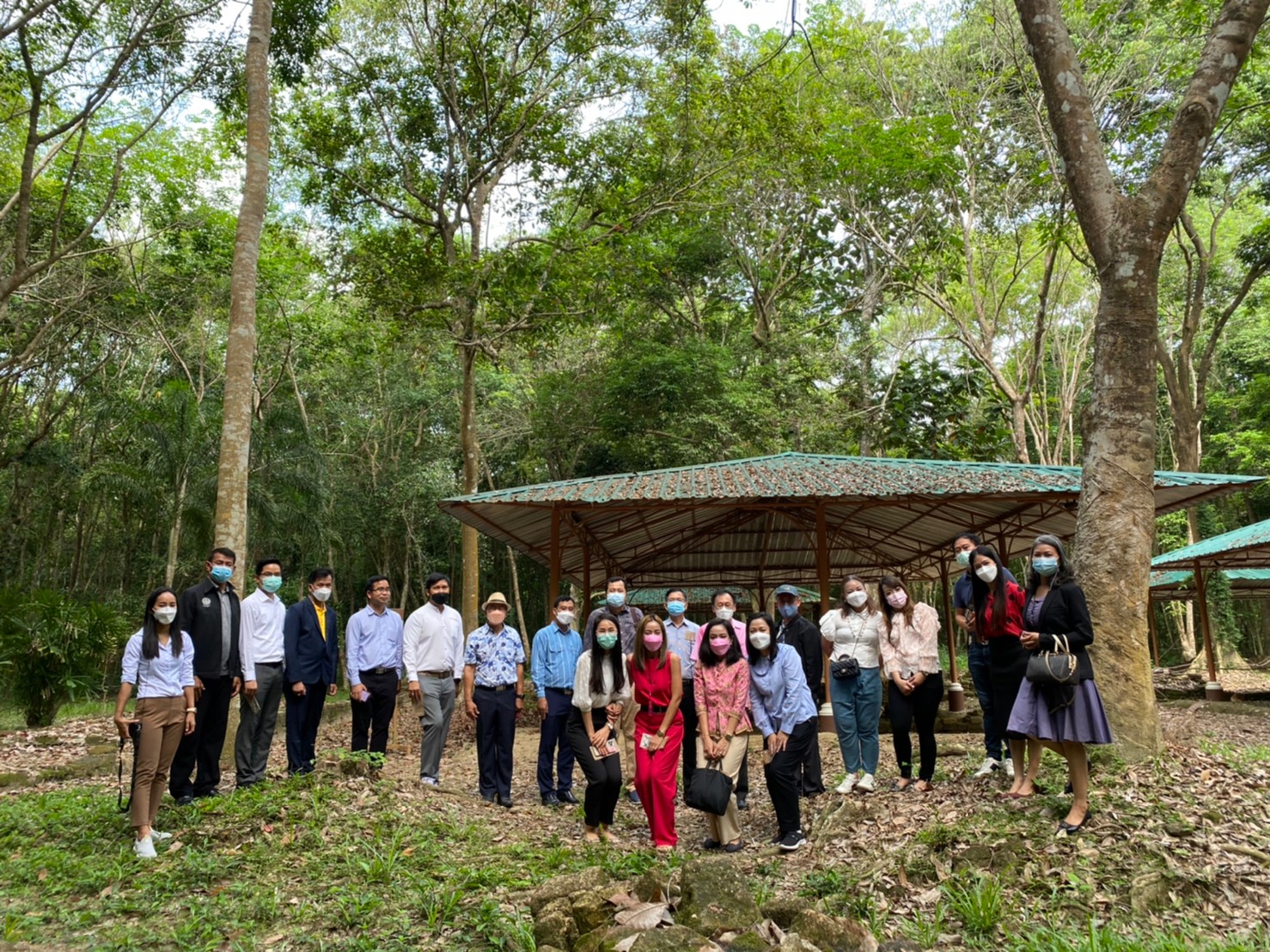 คณะอาจารย์และนักศึกษาปริญญาเอก ม.ราชภัฏนครราชสีมา เยี่ยมชมโบราณสถานตุมปัง