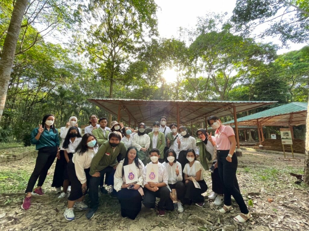 ลงพื้นที่ปฏิบัติจริง"ยุวมัคคุเทศก์" รุ่น 1 มวล. ให้บริการนำชมโบราณสถานตุมปังคณะนักศึกษาแลกเปลี่ยนจากประเทศอินโดนีเซีย