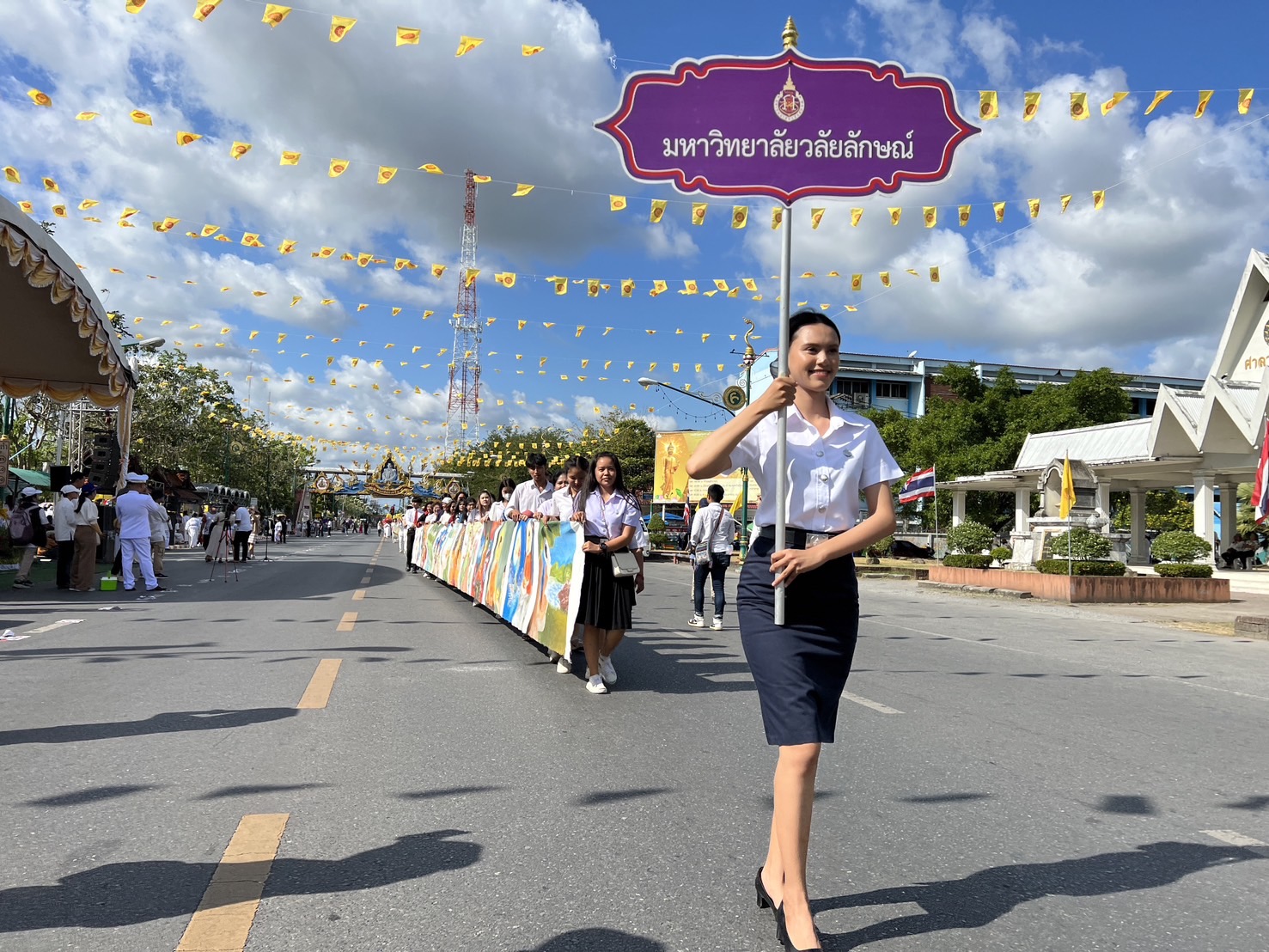 นศ.ม.วลัยลักษณ์ ร่วมสืบสานประเพณีมาฆบูชาแห่ผ้าขึ้นธาตุ