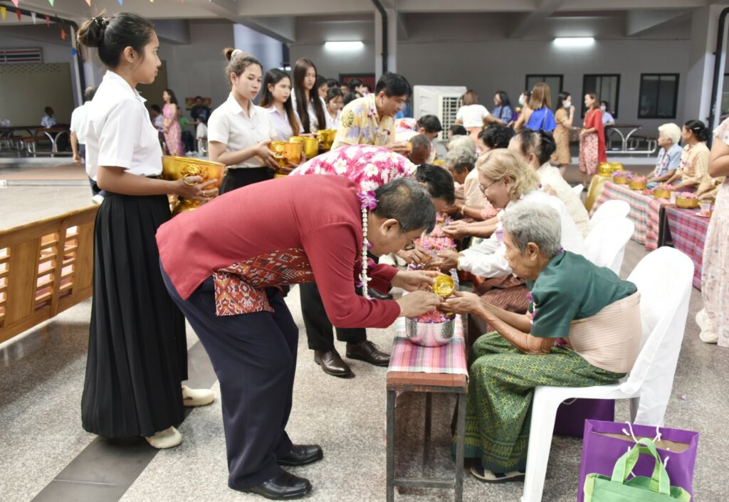 ม.วลัยลักษณ์ จัดงานวลัยลักษณ์สงกรานต์สืบสานประเพณี ประจำปี 2567 รดน้ำดำหัวผู้สูงอายุชุมชนรายรอบมหาวิทยาลัย