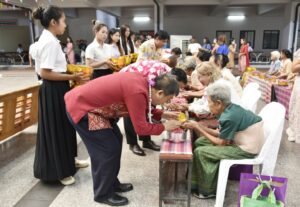 ม.วลัยลักษณ์ จัดงานวลัยลักษณ์สงกรานต์สืบสานประเพณี ประจำปี 2567 รดน้ำดำหัวผู้สูงอายุชุมชนรายรอบมหาวิทยาลัย