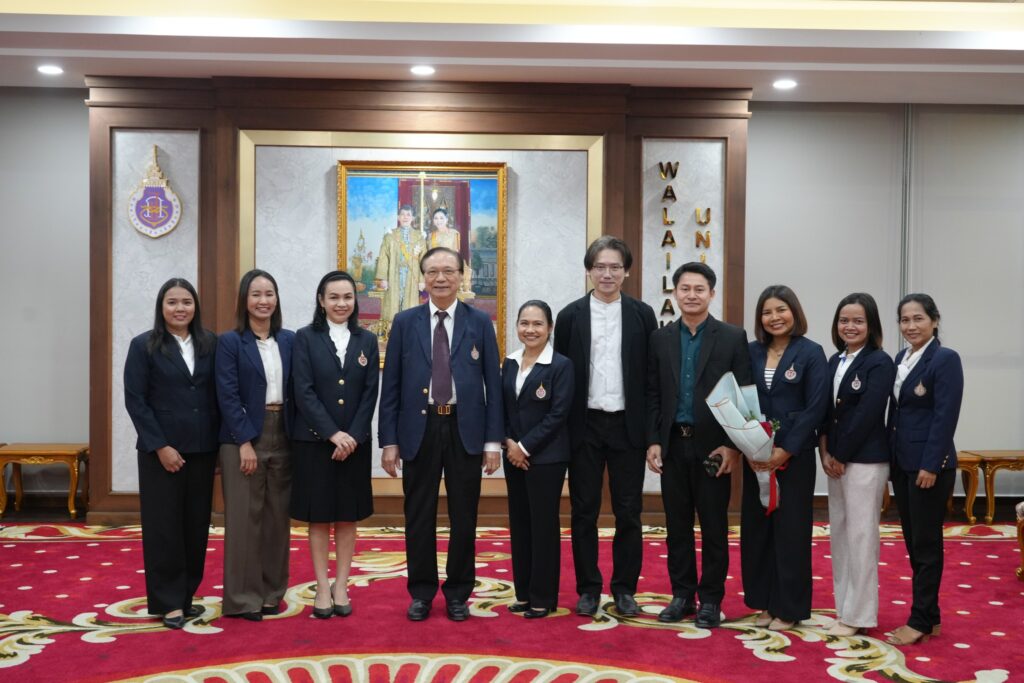 ทีมวารสาร Asian Journal of Arts and Culture (AJAC) เข้ารับช่อดอกไม้ เนื่องจากวารสารได้รับการ Accepted ในฐานข้อมูล Scopus