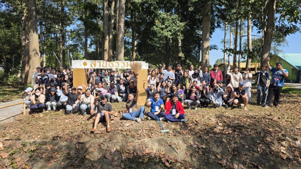 จิตอาสาบำเพ็ญประโยชน์พัฒนาลานธรรม ร่วมกับกิจกรรมกวาดใบไม้กวาดใจ ของชมรมพระพุทธศาสนา มหาวิทยาลัยวลัยลักษณ์