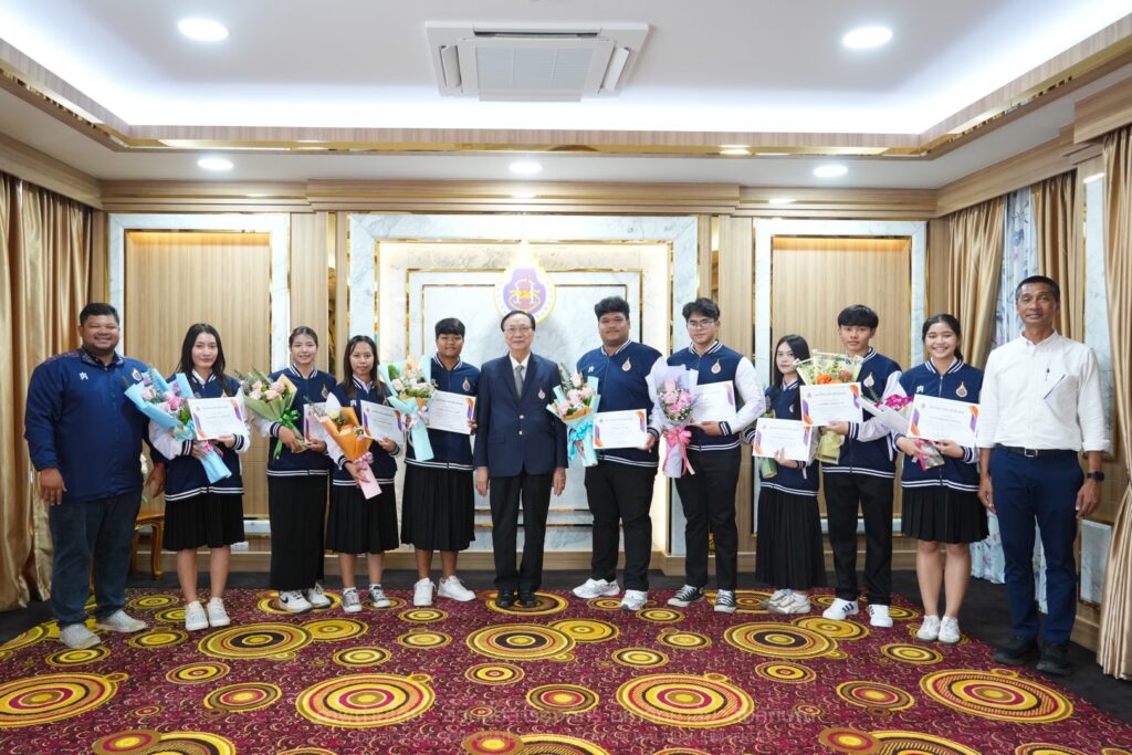 อธิการบดี ม.วลัยลักษณ์ มอบช่อดอกไม้ แสดงความยินดีแก่นักกีฬาที่นักกีฬาที่ได้รับรางวัลการแข่งขันกีฬามหาวิทยาลัยแห่งประเทศไทย ครั้งที่ 51 อินทนิลเกมส์ 2026