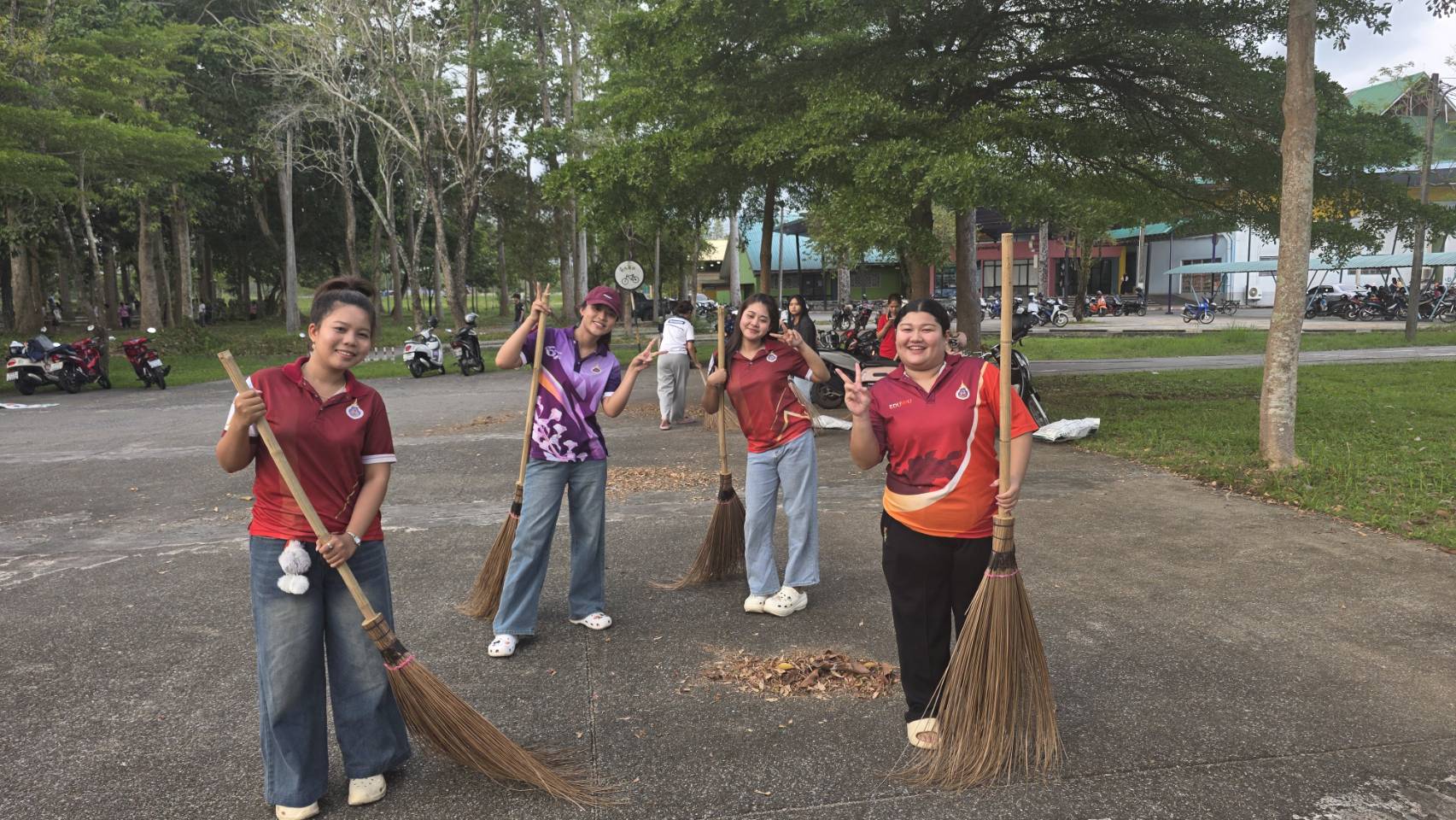 จิตอาสาพร้อมใจร่วมกิจกรรมวลัยลักษณ์รักษ์สิ่งแวดล้อม พัฒนาภูมิทัศน์สืบสานปณิธาน “พระผู้ทรงเป็นแม่และครูแห่งแผ่นดิน”