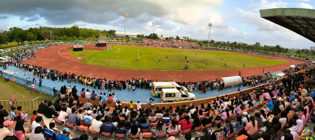 สนามตุมปังแทบแตก! หมอนทองวิทยา ปะทะ ม.วลัยลักษณ์ ประชาชนแห่ชมล้นอัฒจันทร์สนามเกือบแตก
