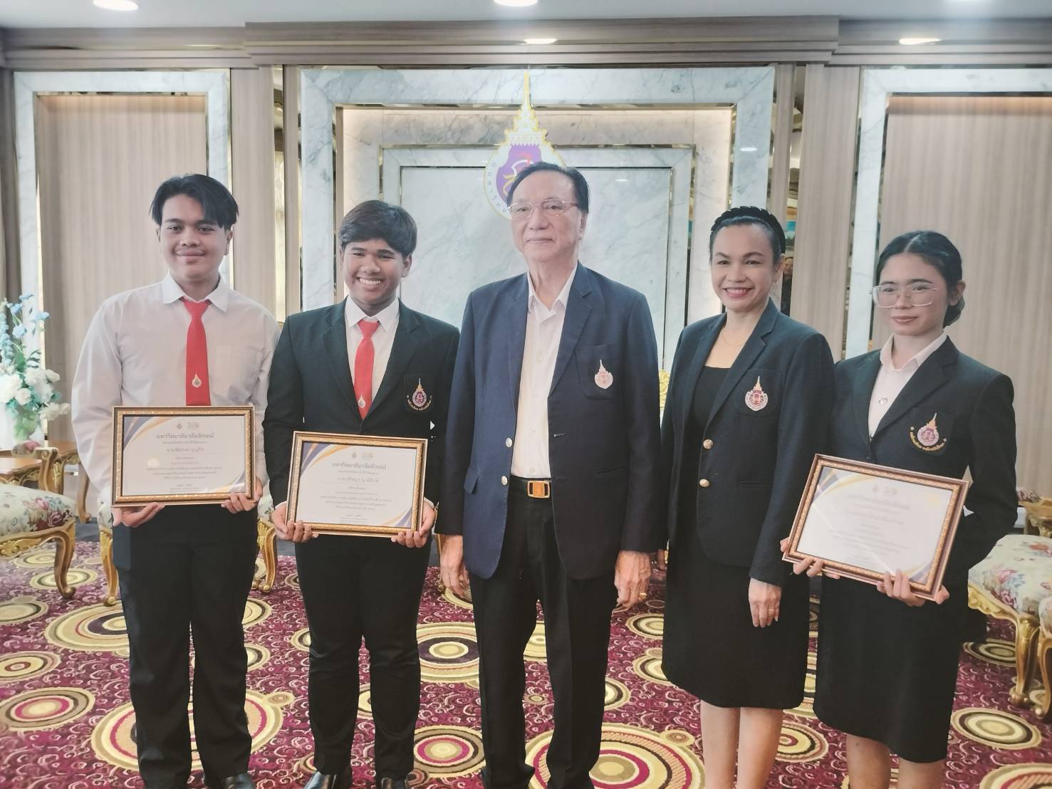 "เก่งวิชาการ เชี่ยวชาญการปฏิบัติ" อธิการบดีชี้ กิจกรรมนักศึกษาสร้างคนทำงานจริง พร้อมมอบเกียรติบัตรอำลาตำแหน่งผู้นำนักศึกษา