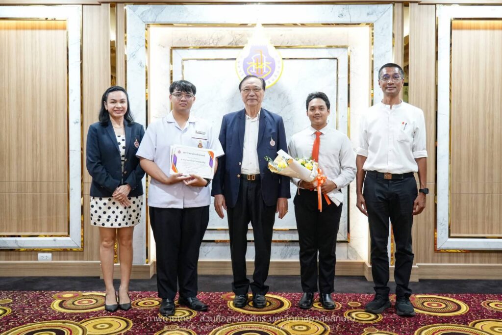 ม.วลัยลักษณ์ มอบช่อดอกไม้แสดงความยินดีแก่นักศึกษาผู้สร้างชื่อเสียงระดับชาติ ในที่ประชุมบริหาร ครั้งที่ 3/2569