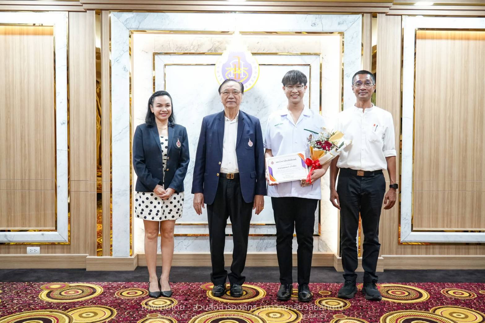 ม.วลัยลักษณ์ มอบช่อดอกไม้แสดงความยินดีแก่นักศึกษาผู้สร้างชื่อเสียงระดับชาติ ในที่ประชุมบริหาร ครั้งที่ 3/2569