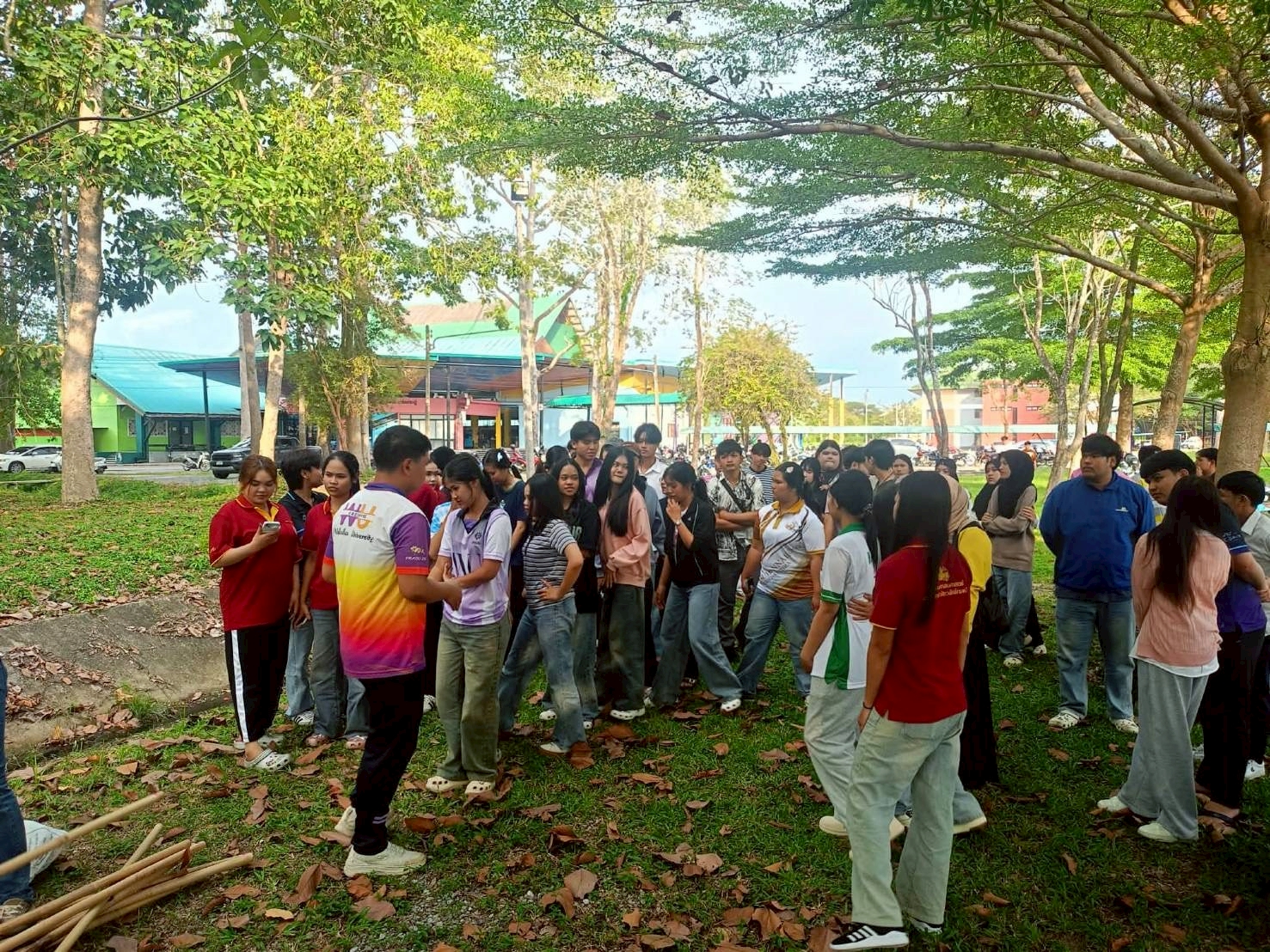 ชมรมพุทธศาสนา จัดโครงการกวาดใบไม้กวาดใจ ณ ลานธรรม มหาวิทยาลัยวลัยลักษณ์