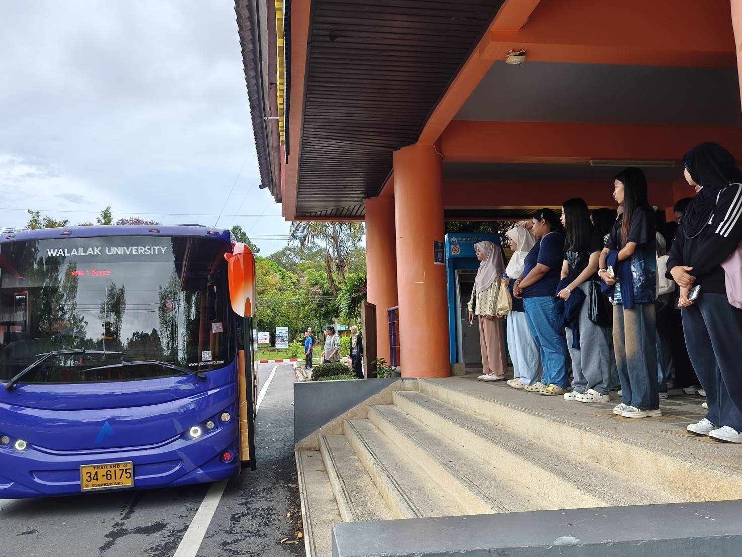 ศสพน. ผนึกกำลัง อบ.มวล.-สภานักศึกษา ลงพื้นที่ดูแลน้องใหม่ขึ้นรถไฟฟ้าช่วงเช้า ลดเวลาการรอคอย-แก้ปัญหาความแออัด