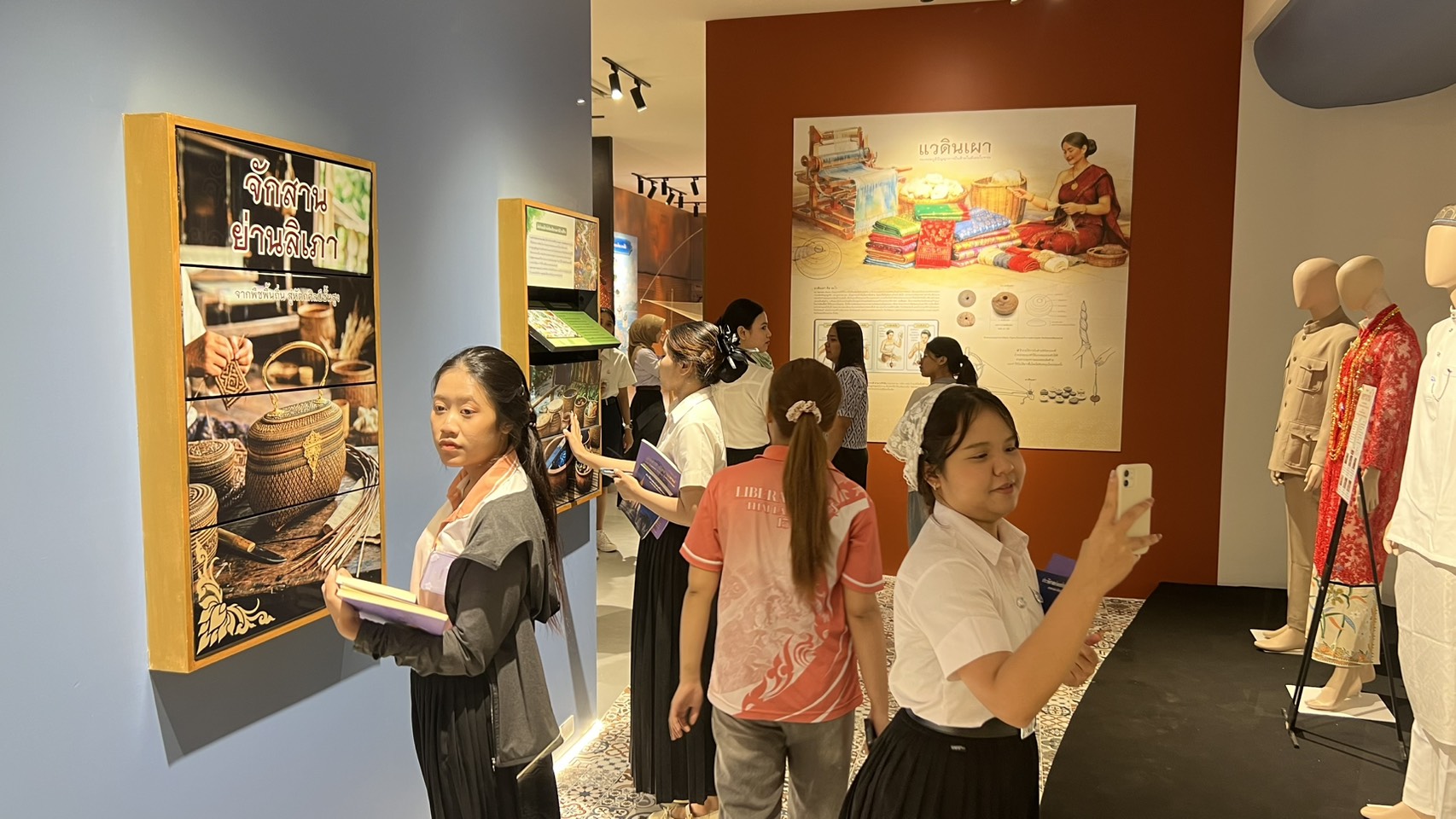 นำชมนิทรรศการภายในอาคารตุมปังศิลปาคาร ให้กับนักศึกษาสำนักวิชาศึกษาศาสตร์