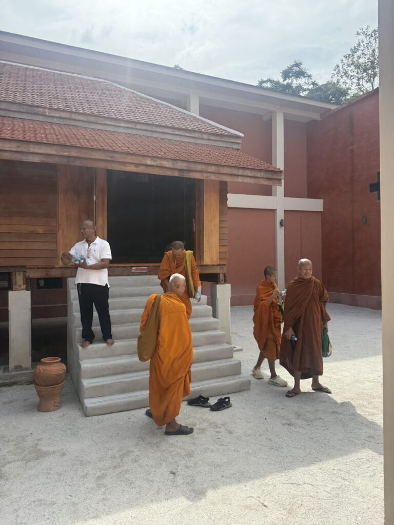 นำชมคณะพระภิกษุสงฆ์และนักศึกษารายวิชาคติชนวิทยา