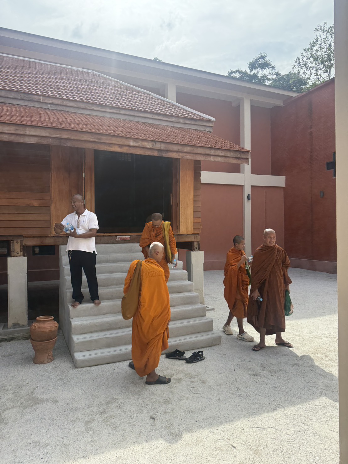นำชมคณะพระภิกษุสงฆ์และนักศึกษารายวิชาคติชนวิทยา
