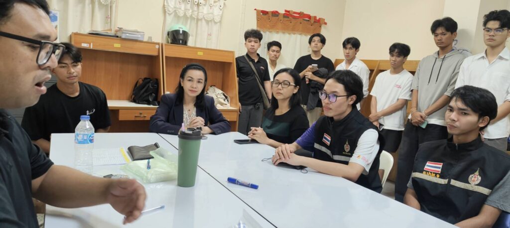ผู้อำนวยการฯ ตรวจเยี่ยมนักศึกษาหอพักลักษณานิเวศ