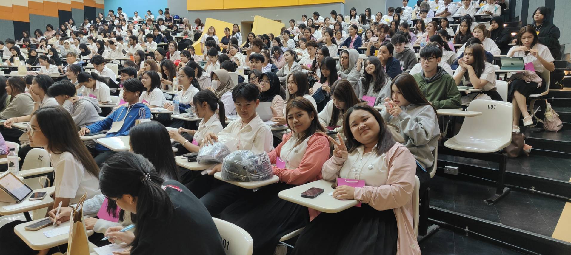 ฝ่ายพัฒนากิจกรรมสร้างสรรค์ให้ความรู้ด้านวินัยนักศึกษาแก่นักศึกษาชั้นปีที่ 1 ใน "กิจกรรมพุธบ่าย"