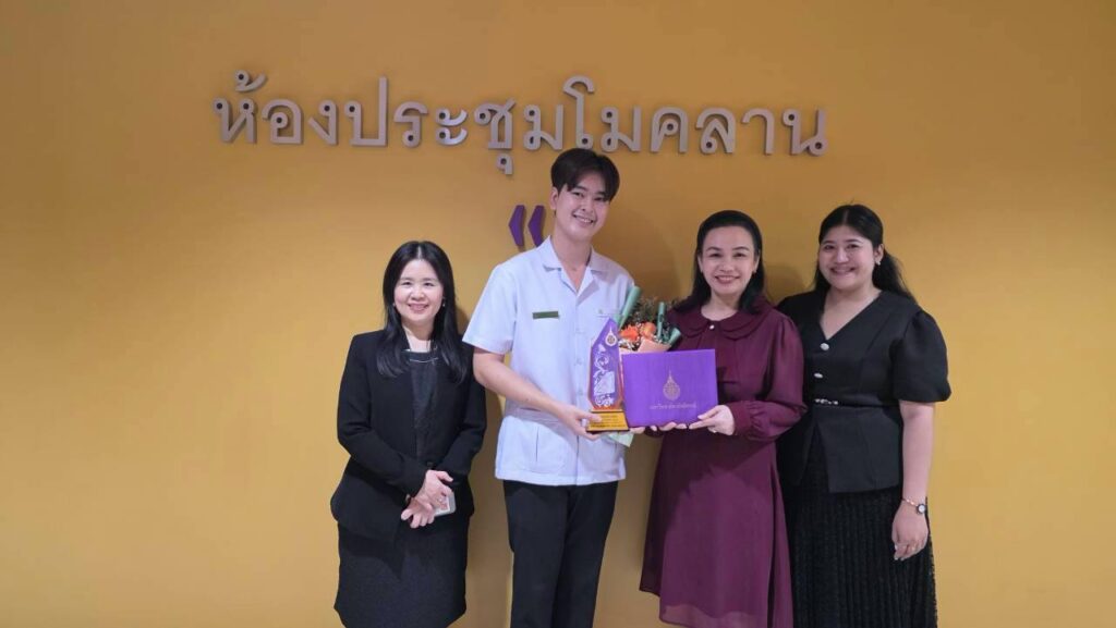 ขอแสดงความยินดีกับนายธนาเมศฐ์ วัฒนสถิตย์โชติ นักศึกษาสำนักวิชาเภสัชศาสตร์ ในโอกาสได้รับรางวัลนักศึกษาดีเด่น ประเภทยอดเยี่ยม "เพชรวลัยลักษณ์" ประจำปีการศึกษา 2568