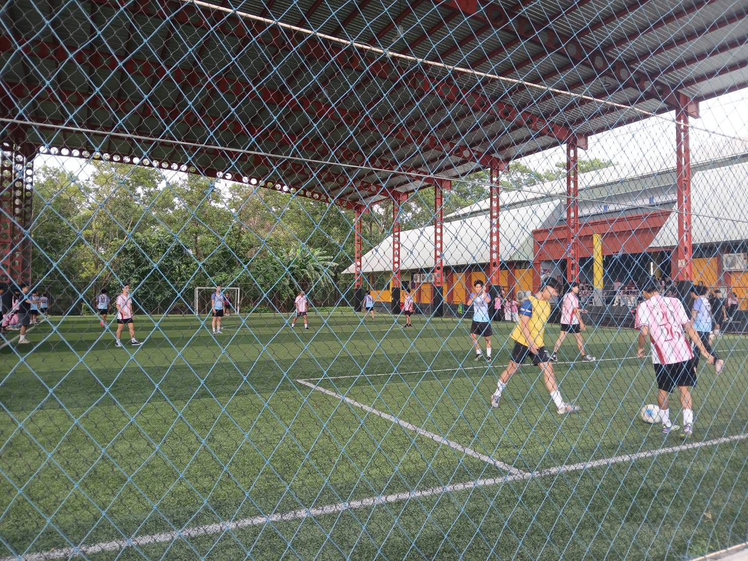 บริการสนามกีฬาในการจัดการเรียนการสอนและการทำกิจกรรมนักศึกษา